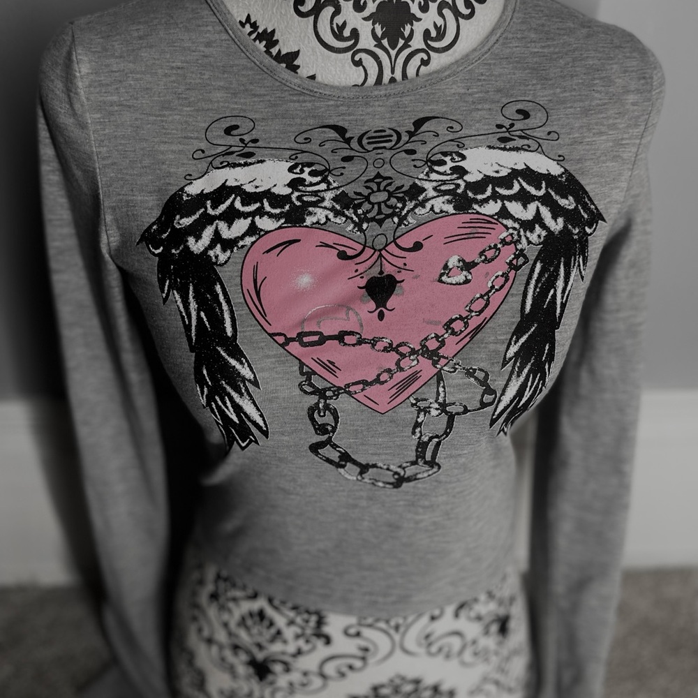 heart and chain print crop-top